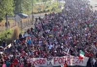 Mais de oito mil migrantes "marcham" para os EUA