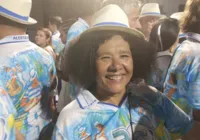 Marta Rodrigues curte Xande de Pilares em dia de samba no Campo Grande