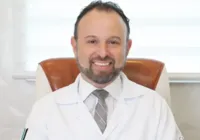 Médico é preso suspeito de causar morte de 42 pacientes