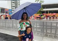 Mesmo com chuva, foliões curtem carnaval na Avenida
