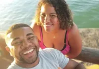 Mulher de Davi lança sanduíche X-Calabreso para vender em sua barraca