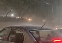 Mulher fica presa em carro e morre afogada durante temporal