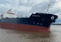 Navio petroleiro erra caminho e tomba no meio do Rio Amazonas
