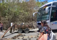 Ônibus bate em lateral com carretinha a caminho de Porto Seguro
