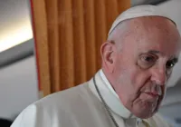 Papa volta a ter dificuldades para discursar devido a bronquite