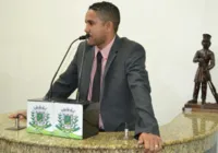 Parlamentar atira para o chão ao tentar defender mulher grávida