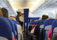 Passageiro faz cocô nas calças durante voo e suja assento do avião