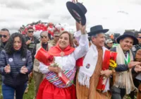 Presidente do Peru é agredida e tem cabelos puxados em evento; vídeo