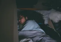 Pressão para dormir 8 horas pode atrapalhar sono, diz pesquisador