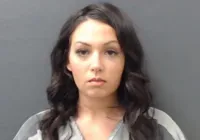 Professora é presa após ter relações sexuais com aluno de 16 anos