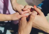 Projeto de lei que proíbe reconhecimento do poliamor avança na Câmara