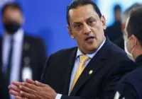Prova do FBI contraria versão de Wassef sobre rolex de Bolsonaro