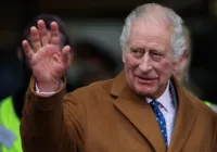 Rei Charles III é hospitalizado para cirurgia de próstata