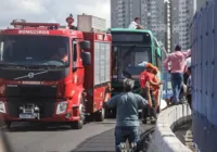 Rodoviário 'surta', sobe em teto de ônibus e trava trânsito na ACM