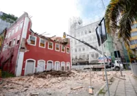 Rua segue interditada no Comércio após desabamento de prédio