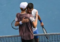 Sinner acaba com reinado de Djokovic e avança à final na Austrália