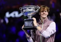 Sinner vence Medvedev de virada e conquista Australian Open