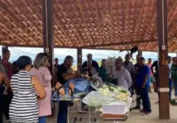 Sobrevivente de acidente na BR-324 vai ao velório da filha em maca