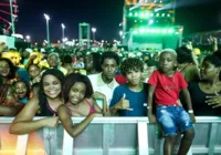 Soteropolitanos e turistas se juntam para curtir 2° dia de festa