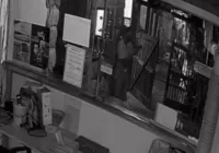 Suspeitos armados e seguranças trocam tiros em pousada