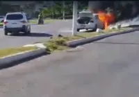 Taxi pega fogo na avenida Magalhães Neto; veja o vídeo