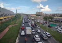 Trio bate em poste e causa congestionamento na Avenida Paralela