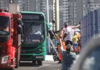 Veja momento em que rodoviário é resgatado do teto de ônibus