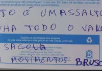 Veja o momento em que homem assalta lotérica usando bilhete de aposta