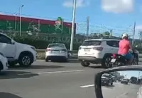 Vídeo: Motorista perde controle e bate carro na Avenida Paralela