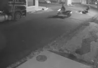 Vídeo: Motos colidem em cruzamento e pilotos são arremessados na Bahia