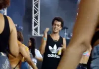 Vídeo: ator que interpretou Caetano Veloso cai no pagodão com amigos