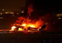 Vídeo: avião pega fogo em aeroporto e 367 passageiros são evacuados