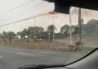 Vídeo: caminhão derruba poste e trava trânsito em Salvador