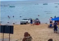 Vídeo: carro atola na areia do Porto da Barra nesta manhã de Natal