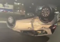 Vídeo: carro bate em ônibus e capota na Avenida Garibaldi