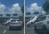 Vídeo: carro cai de guincho e complica trânsito na Paralela