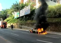 Vídeo: carro pega fogo e deixa trânsito lento na Avenida Garibaldi