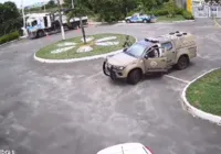 Vídeo: dupla rouba carro, bate em poste e é presa pela PM