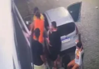 Vídeo: homem agride mulher após ser repreendido por urinar na rua