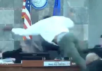 Vídeo: homem ataca juíza após acusação de agressão em Las Vegas