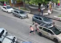 Vídeo: homem mata tia idosa e agride policiais a pauladas na Bahia