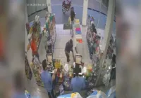 Vídeo: idoso de 81 anos imobiliza ladrão em farmácia e impede assalto