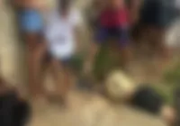 Vídeo mostra homem desesperado ao flagrar execução de jovem em praia