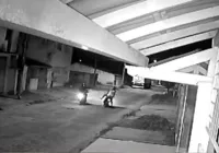 Vídeo: mulher é morta a tiros enquanto pilotava moto na Bahia