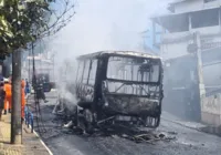 Vídeo: ônibus pega fogo e fica completamente destruído em Salvador