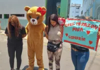 Vídeo: policial se disfarça de ursinho para prender suspeitas no Peru