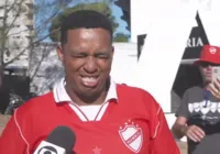 Vídeo: torcedor larga esposa grávida e vê Vila Nova perder acesso
