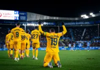 Vitor Roque marca, é expulso e Barcelona vence Alavés no Espanhol