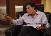 Vizinha invade casa de Charlie Sheen e tenta estrangular o ator