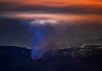 Vulcão entra em erupção na Islândia e põe em risco vila de pescadores